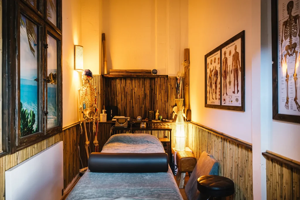 Raum mit Liege und anatomischen Schautafeln im Maui Beach Health Club