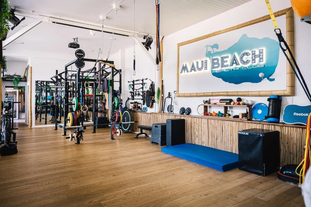 Trainingsfläche des Maui Beach Health Club mit dem Logo an der Wand