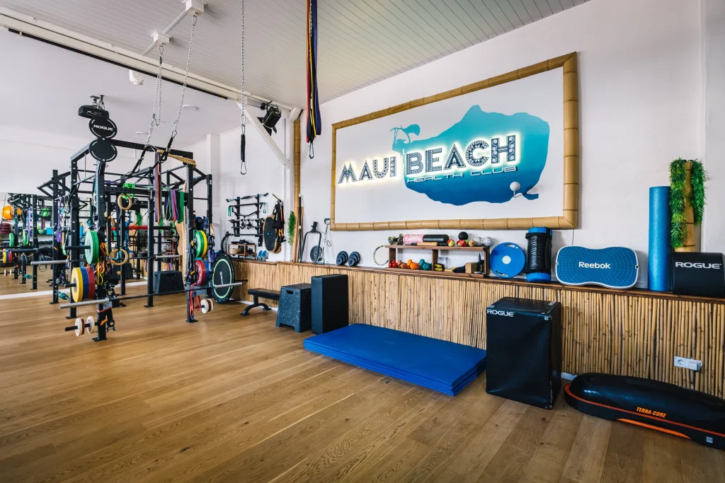 Blick über die Trainingsfläche des Maui Beach Health Club