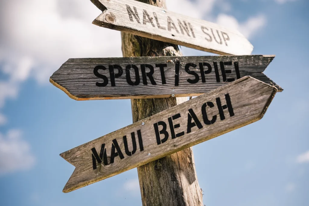 Wegweiser mit den Schildern Nalani SUP, Sport/Spiel und Maui Beach