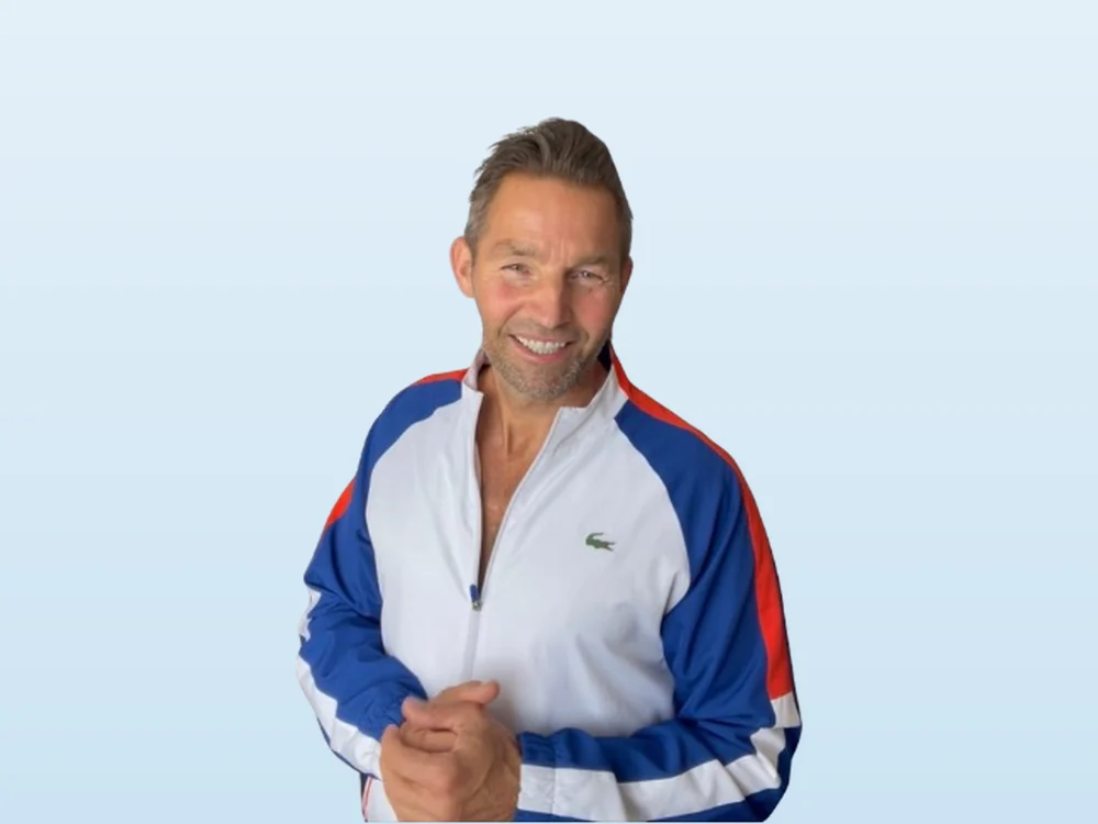 Porträt von Stefan Hornburg in Trainingsjacke